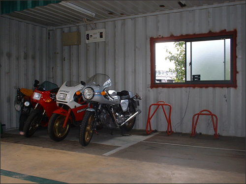 バイク専用ガレージもございます。